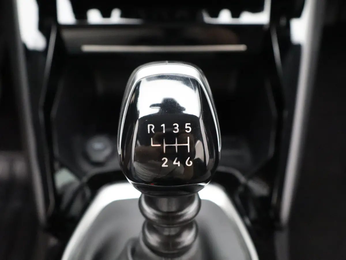 1.2 PureTech 100 Allure Cruise Control | Parkeersensoren Voor en Achter | Climate Control | Apple Carplay/Android Auto | Navigatie | 16" Lichtmetalen Velgen