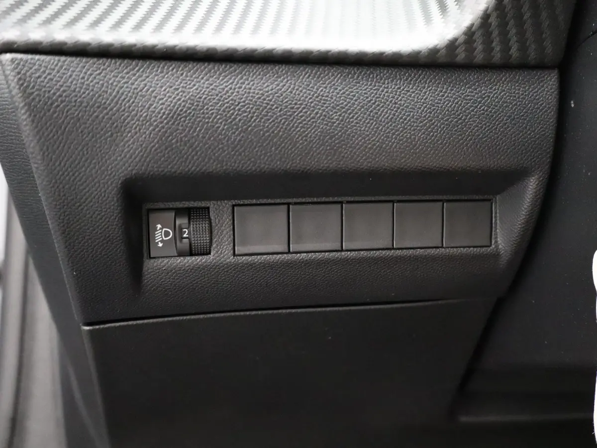 1.2 PureTech 100 Allure Cruise Control | Parkeersensoren Voor en Achter | Climate Control | Apple Carplay/Android Auto | Navigatie | 16" Lichtmetalen Velgen