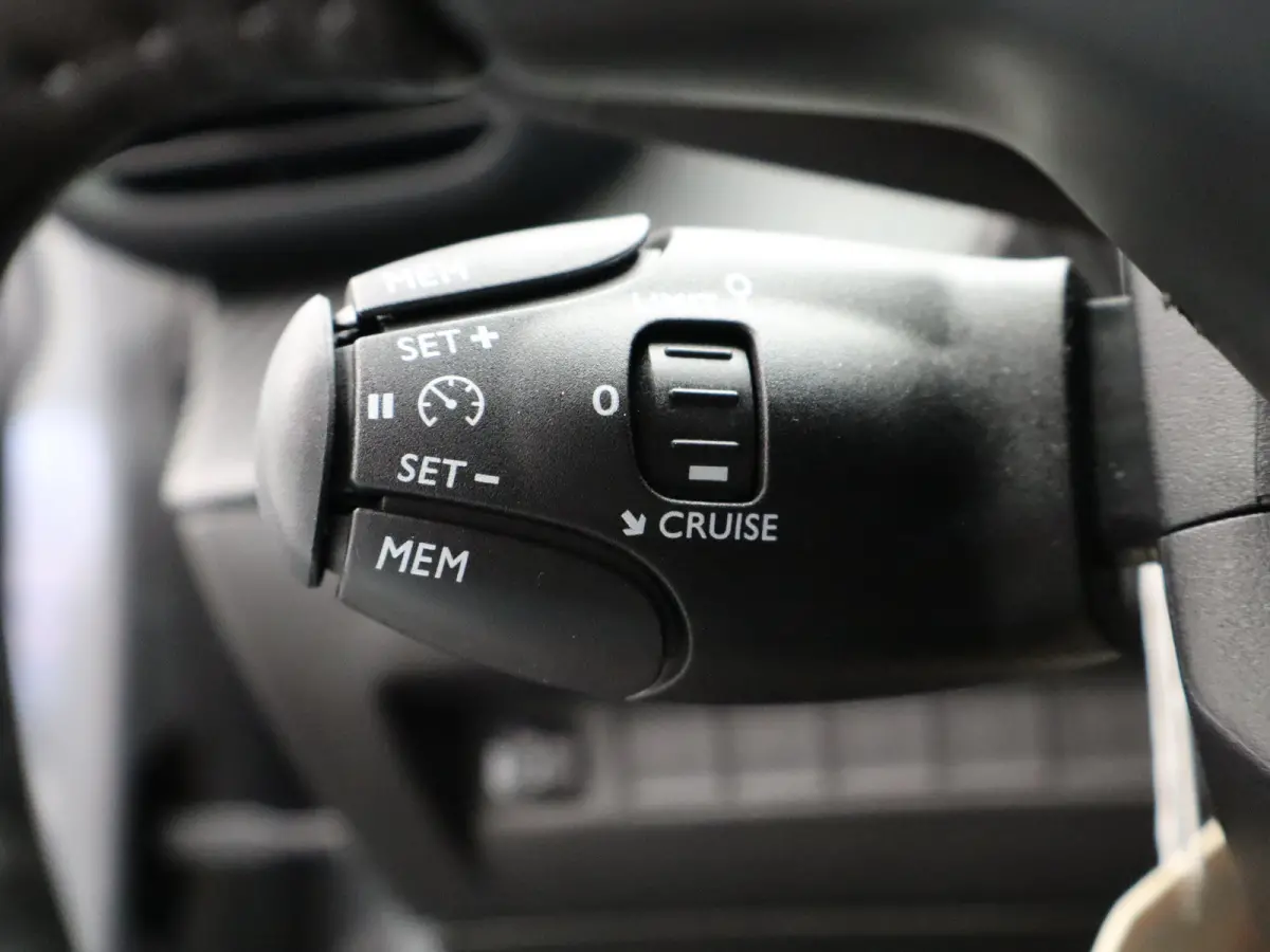 1.2 PureTech 100 Allure Cruise Control | Parkeersensoren Voor en Achter | Climate Control | Apple Carplay/Android Auto | Navigatie | 16" Lichtmetalen Velgen