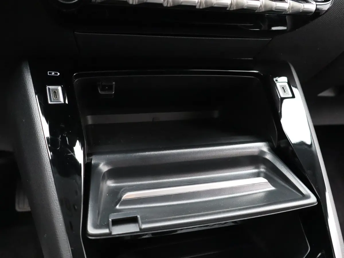 1.2 PureTech 100 Allure Cruise Control | Parkeersensoren Voor en Achter | Climate Control | Apple Carplay/Android Auto | Navigatie | 16" Lichtmetalen Velgen