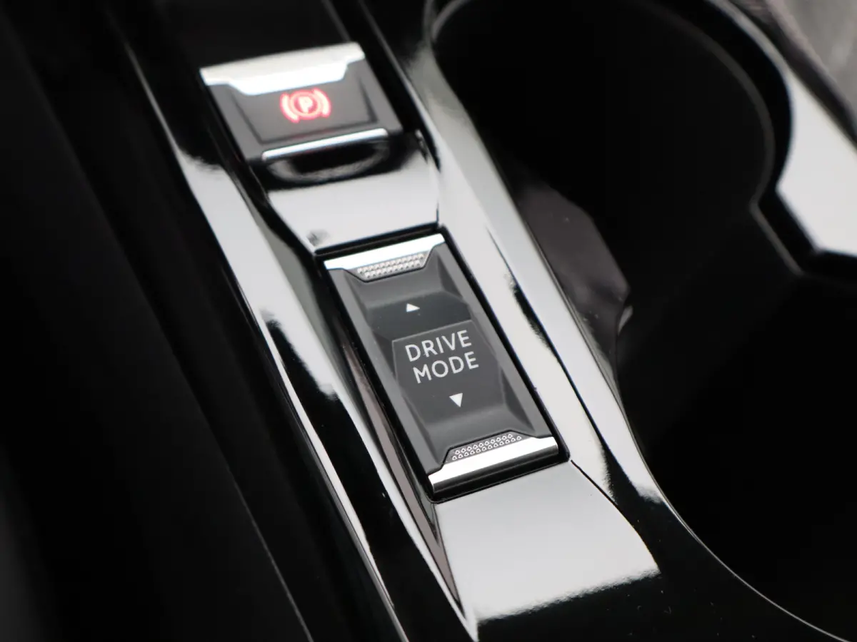 1.2 PureTech 100 Allure Cruise Control | Parkeersensoren Voor en Achter | Climate Control | Apple Carplay/Android Auto | Navigatie | 16" Lichtmetalen Velgen