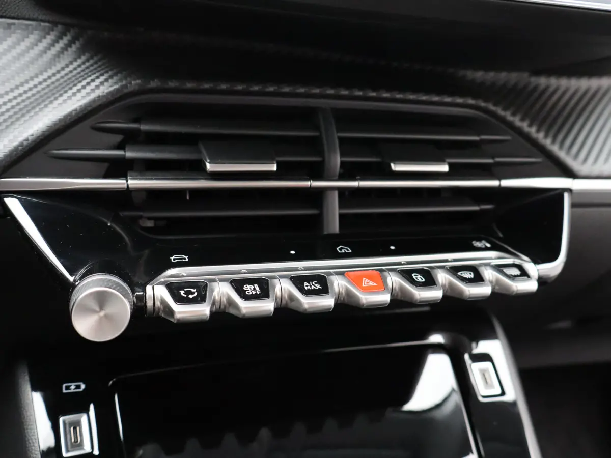 1.2 PureTech 100 Allure Cruise Control | Parkeersensoren Voor en Achter | Climate Control | Apple Carplay/Android Auto | Navigatie | 16" Lichtmetalen Velgen