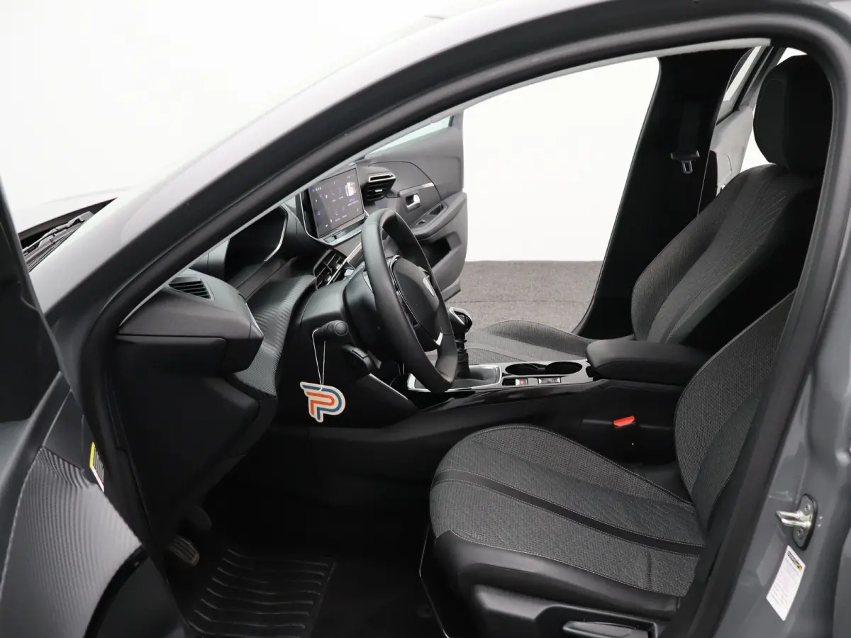 1.2 PureTech 100 Allure Cruise Control | Parkeersensoren Voor en Achter | Climate Control | Apple Carplay/Android Auto | Navigatie | 16" Lichtmetalen Velgen