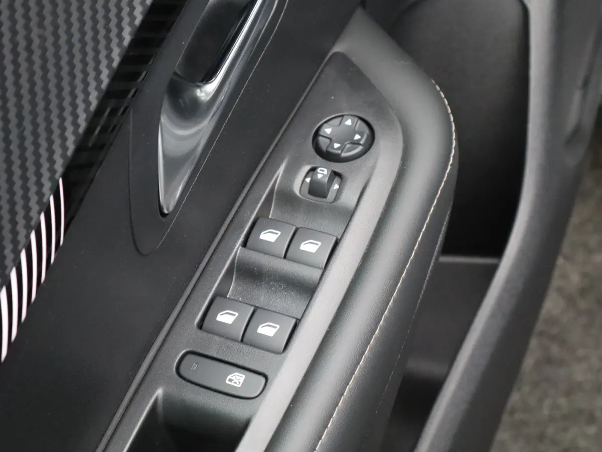 1.2 PureTech 100 Allure Cruise Control | Parkeersensoren Voor en Achter | Climate Control | Apple Carplay/Android Auto | Navigatie | 16" Lichtmetalen Velgen