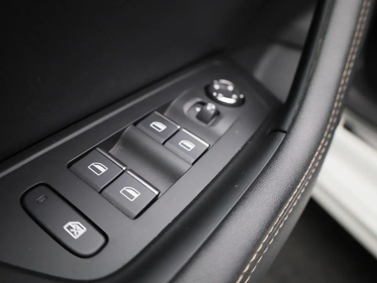 1.6 Hybrid 225 e-EAT8 GT Pack | Panoramadak | Apple Carplay / Android Auto | Stoelverwarming | Achteruitrijcamera | Parkeersensoren |