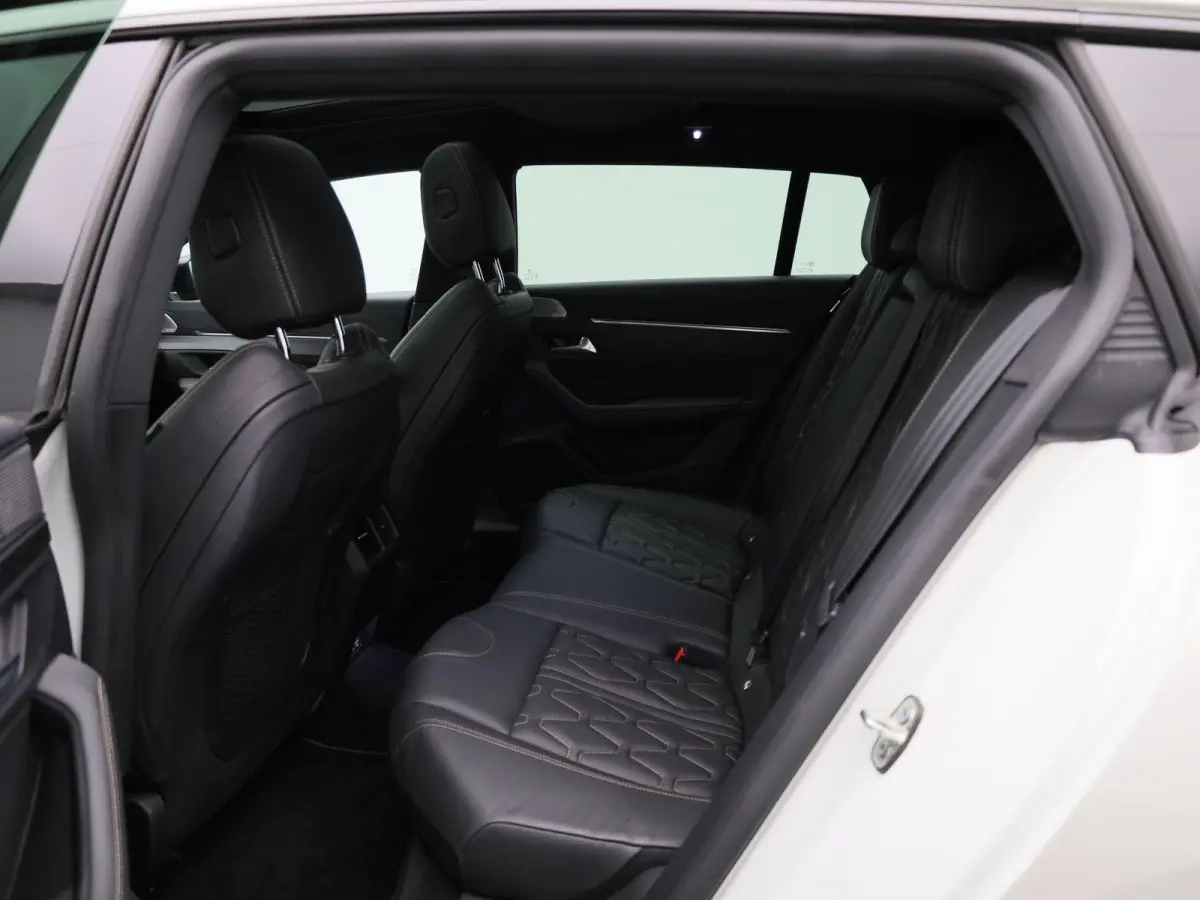 1.6 Hybrid 225 e-EAT8 GT Pack | Panoramadak | Apple Carplay / Android Auto | Stoelverwarming | Achteruitrijcamera | Parkeersensoren |