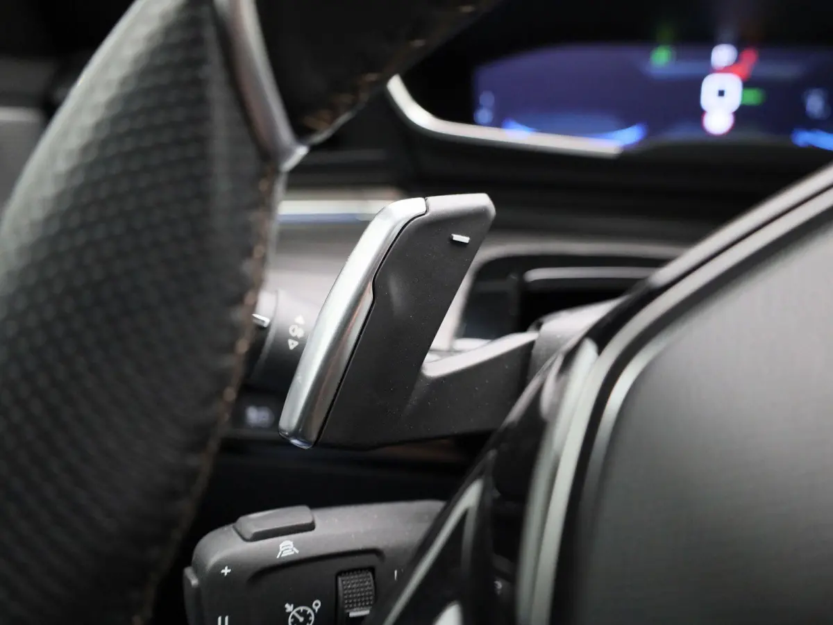 1.6 Hybrid 225 e-EAT8 GT Pack | Panoramadak | Apple Carplay / Android Auto | Stoelverwarming | Achteruitrijcamera | Parkeersensoren |