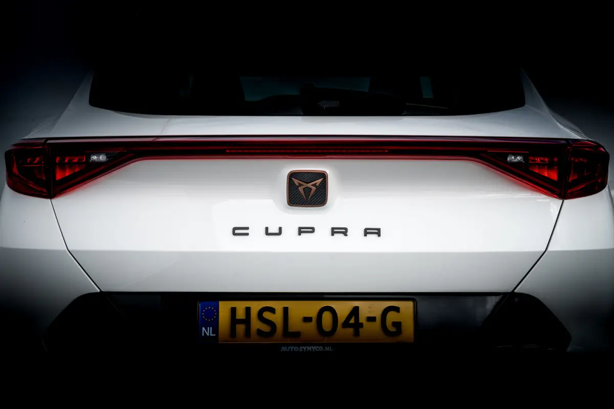 1.4 e-Hybrid Plug-In Business | Adapt. Cruise | 18 inch | LED | Sportstoelen | Keyless