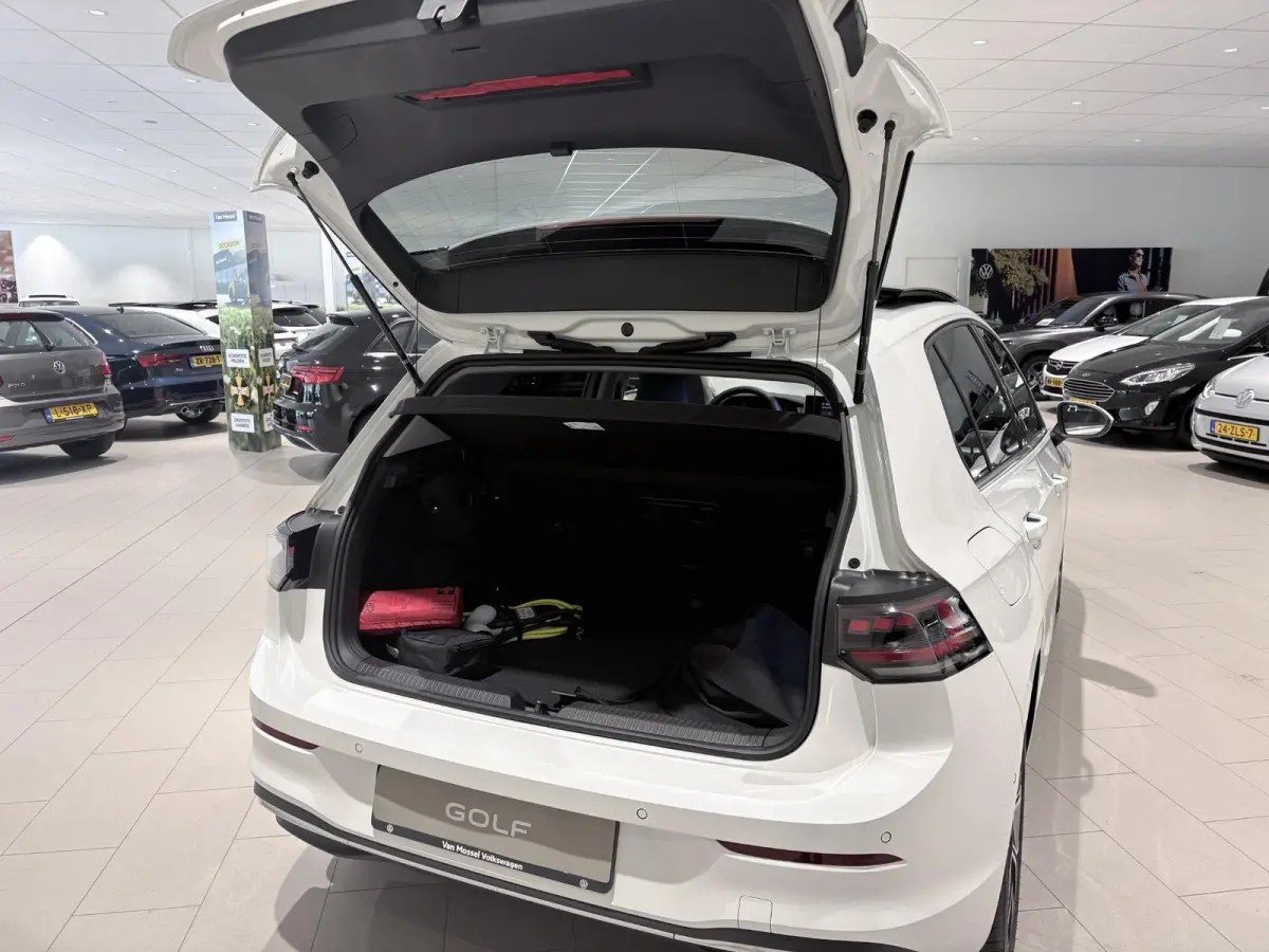 1.5 eHybrid Style Edition 204 PK Plug-in Hybrid | Elektrisch uitklapbare Trekhaak | Panoramadak | Android Auto/Apple Carplay draadloos | Keyless access | Dodehoeksensoren | Ruiten getint | A