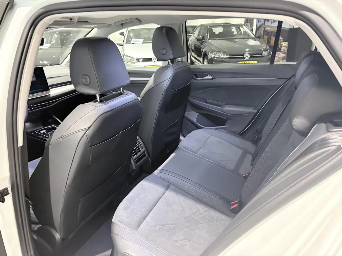 1.5 eHybrid Style Edition 204 PK Plug-in Hybrid | Elektrisch uitklapbare Trekhaak | Panoramadak | Android Auto/Apple Carplay draadloos | Keyless access | Dodehoeksensoren | Ruiten getint | A