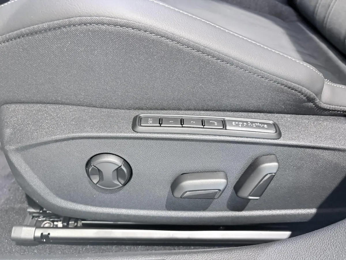 1.5 eHybrid Style Edition 204 PK Plug-in Hybrid | Elektrisch uitklapbare Trekhaak | Panoramadak | Android Auto/Apple Carplay draadloos | Keyless access | Dodehoeksensoren | Ruiten getint | A