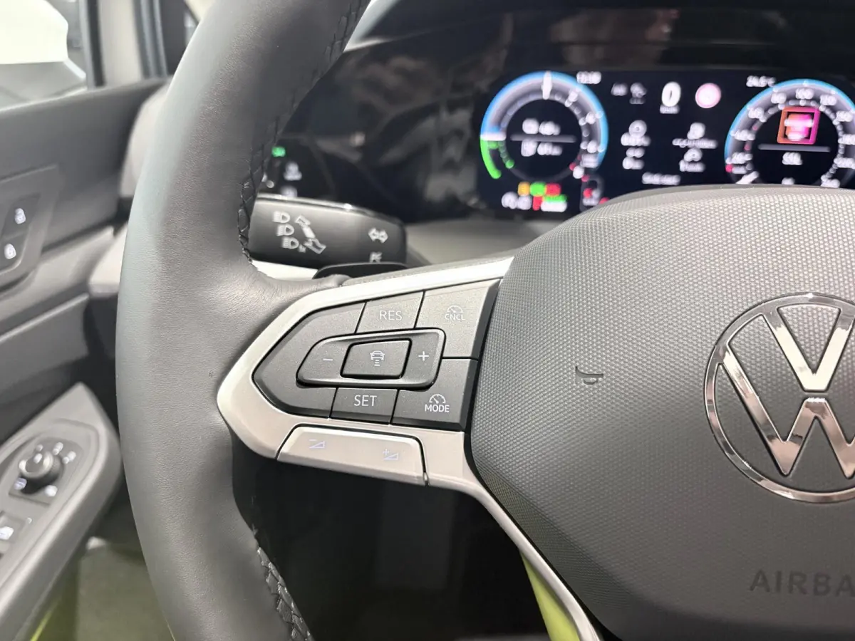 1.5 eHybrid Style Edition 204 PK Plug-in Hybrid | Elektrisch uitklapbare Trekhaak | Panoramadak | Android Auto/Apple Carplay draadloos | Keyless access | Dodehoeksensoren | Ruiten getint | A
