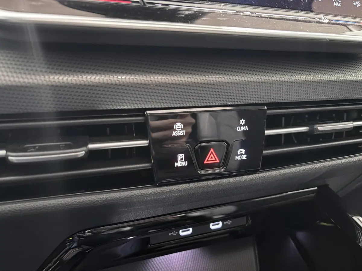 1.5 eHybrid Style Edition 204 PK Plug-in Hybrid | Elektrisch uitklapbare Trekhaak | Panoramadak | Android Auto/Apple Carplay draadloos | Keyless access | Dodehoeksensoren | Ruiten getint | A