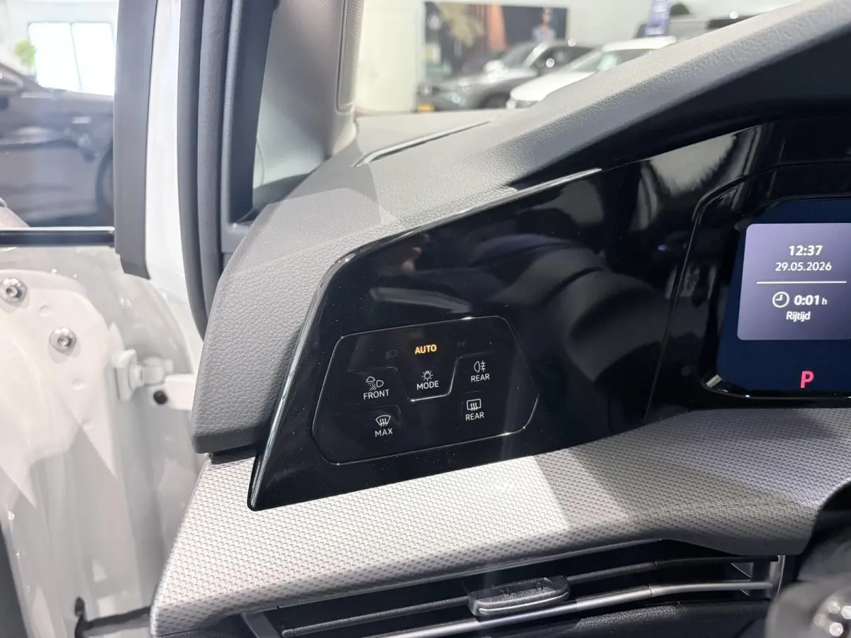 1.5 eHybrid Style Edition 204 PK Plug-in Hybrid | Elektrisch uitklapbare Trekhaak | Panoramadak | Android Auto/Apple Carplay draadloos | Keyless access | Dodehoeksensoren | Ruiten getint | A