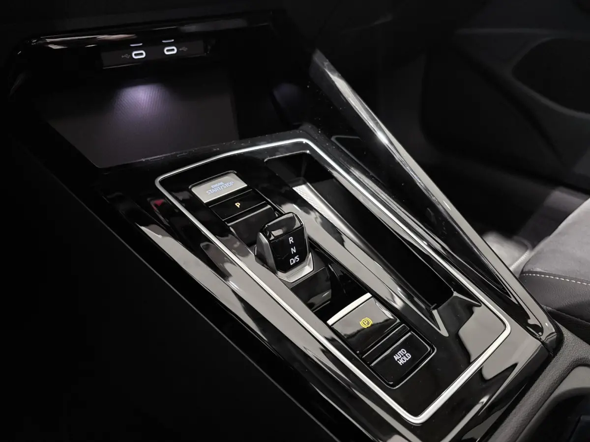1.5 eHybrid Style Edition 204 PK Plug-in Hybrid | Elektrisch uitklapbare Trekhaak | Panoramadak | Android Auto/Apple Carplay draadloos | Keyless access | Dodehoeksensoren | Ruiten getint | A