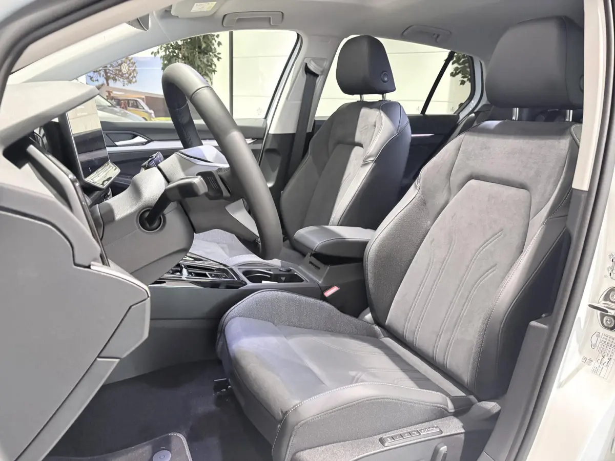 1.5 eHybrid Style Edition 204 PK Plug-in Hybrid | Elektrisch uitklapbare Trekhaak | Panoramadak | Android Auto/Apple Carplay draadloos | Keyless access | Dodehoeksensoren | Ruiten getint | A