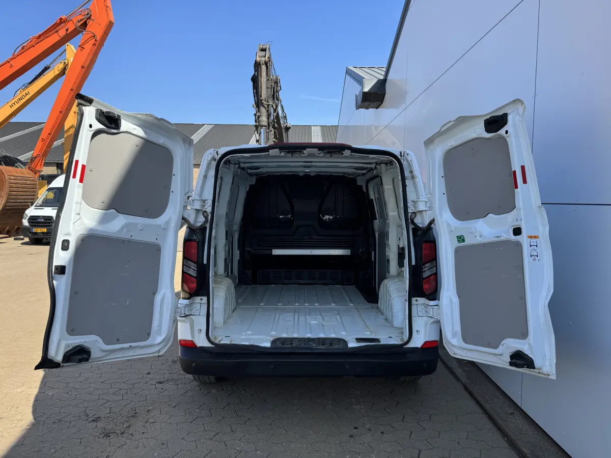 2.0 TDCI 140PK AWD Automaat L1 4x4 4WD LED Airco Carplay Camera Navigatie Parkeersensoren v+a Vierwielaandrijving