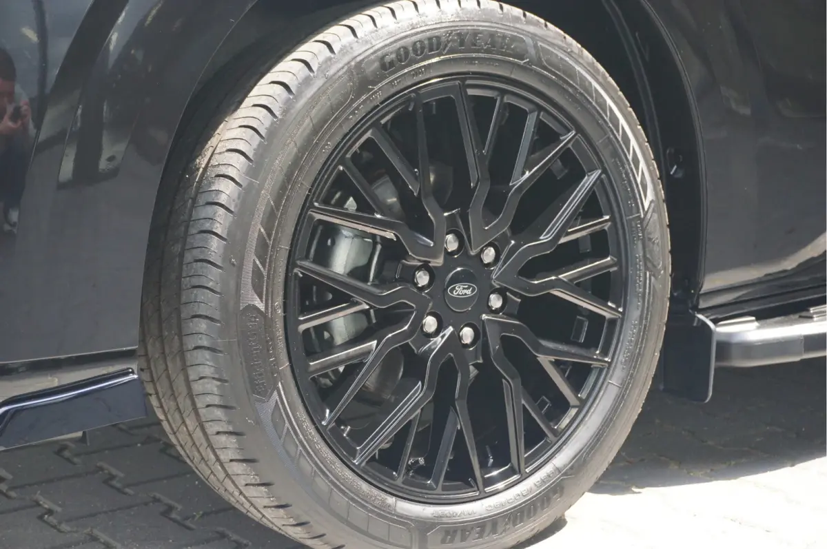 320L 2.5 PHEV 233PK Dubbel Cabine JWR BLACK PRIJS INCL. BPM !! 13" Navi, Adap. Cruise, Camera, 19" LM, Trekhaak!! NR. HYBDCB