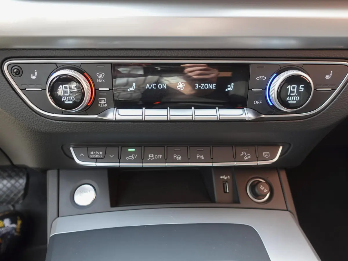 50 TFSI e 300pk PHEV S Line Automaat Navigatie Camera Parkeersensoren Head Up Display Stoelverwarming LED Koplampen Cruise Control  Climate Control