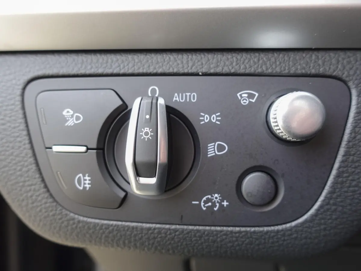 50 TFSI e 300pk PHEV S Line Automaat Navigatie Camera Parkeersensoren Head Up Display Stoelverwarming LED Koplampen Cruise Control  Climate Control