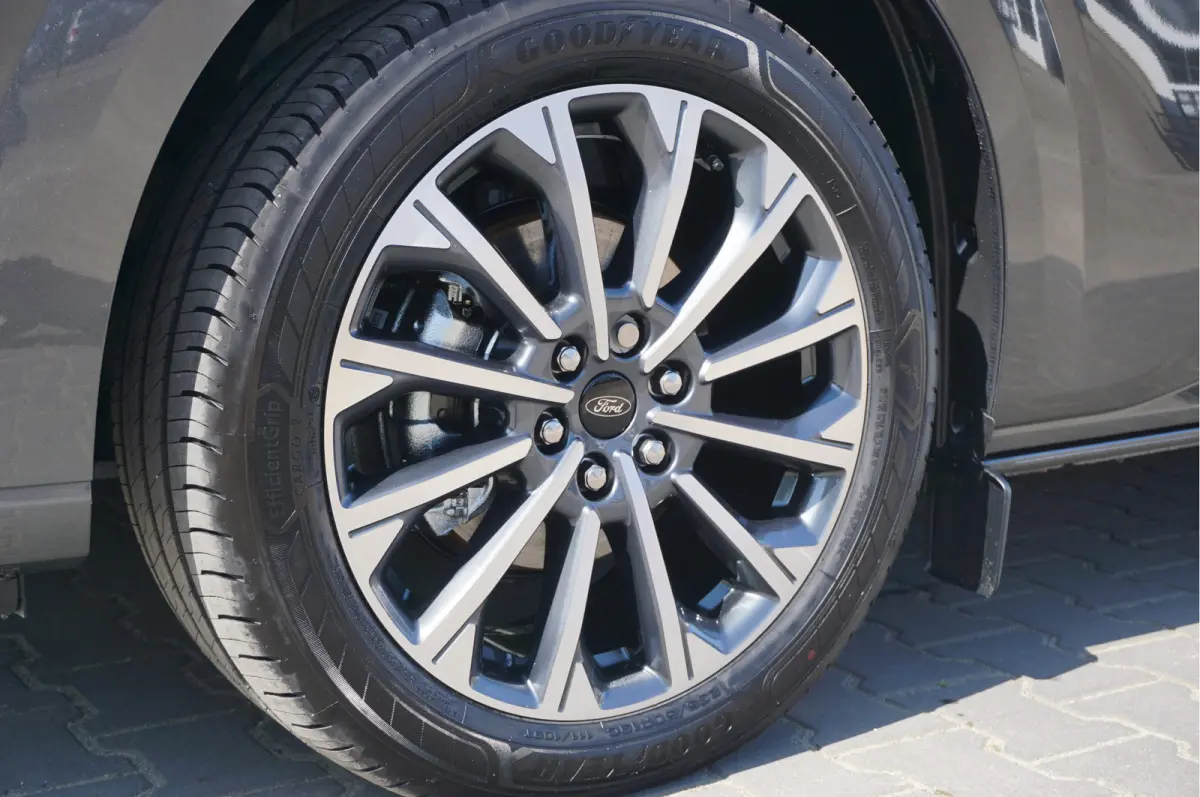 Tourneo 340L 2.5 PHEV 233PK Dubbel Cabine PRIJS INCL. BPM Leder, 19" LM, B&O, Pano, Elec. Schuifdeur, Trekhaak!! NR. TR5