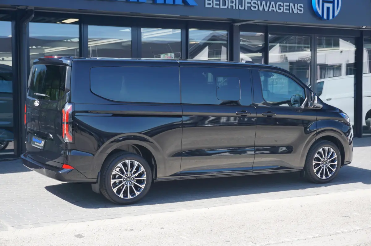 Tourneo 340L 2.5 PHEV 233PK Dubbel Cabine PRIJS INCL. BPM Leder, 19" LM, B&O, Pano, Elec. Schuifdeur, Trekhaak!! NR. TR5