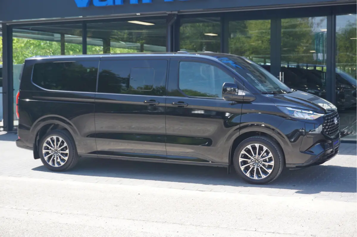 Tourneo 340L 2.5 PHEV 233PK Dubbel Cabine PRIJS INCL. BPM Leder, 19" LM, B&O, Pano, Elec. Schuifdeur, Trekhaak!! NR. TR5