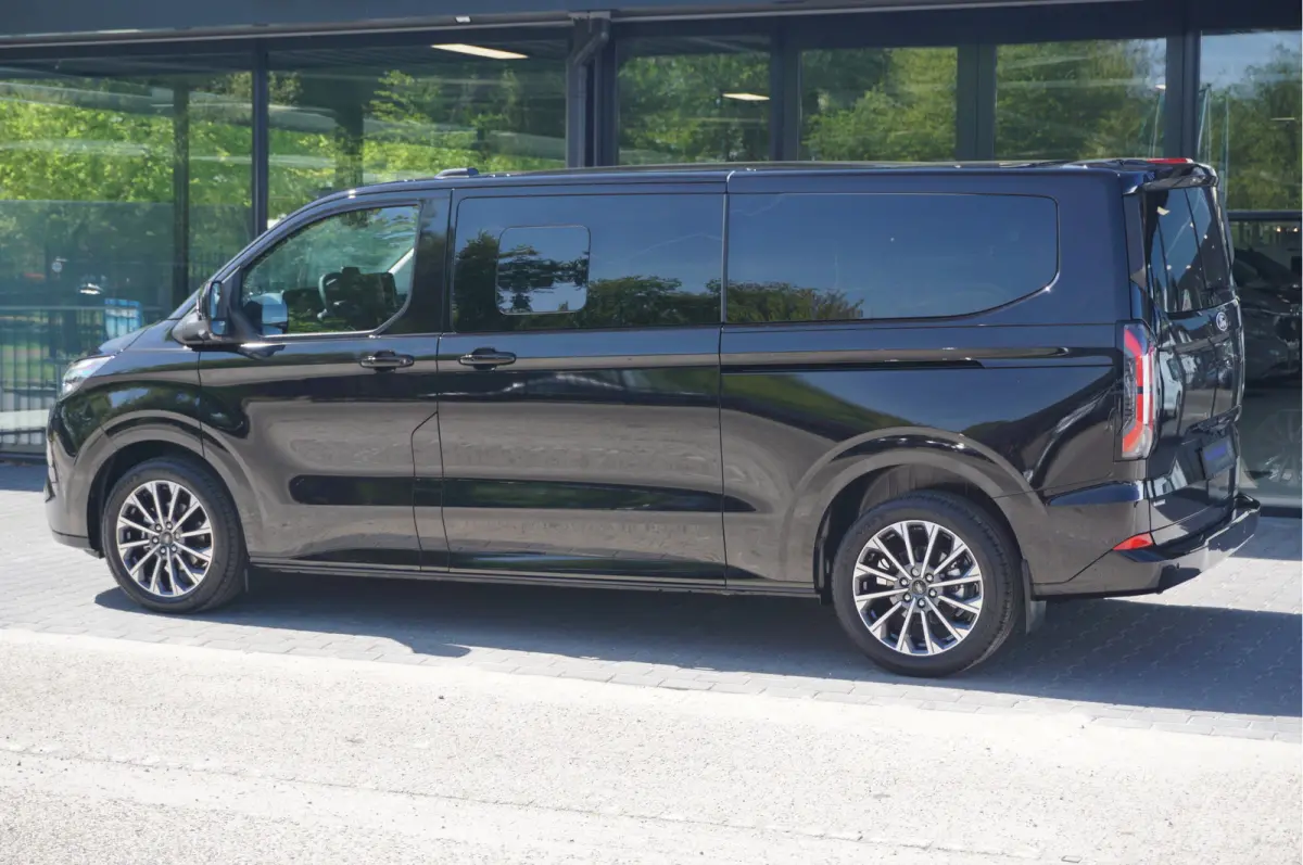 Tourneo 340L 2.5 PHEV 233PK Dubbel Cabine PRIJS INCL. BPM Leder, 19" LM, B&O, Pano, Elec. Schuifdeur, Trekhaak!! NR. TR5