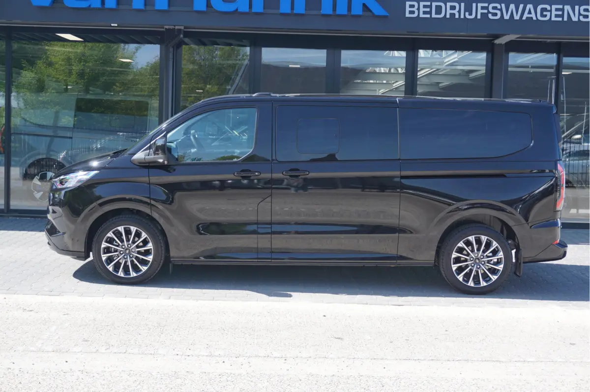 Tourneo 340L 2.5 PHEV 233PK Dubbel Cabine PRIJS INCL. BPM Leder, 19" LM, B&O, Pano, Elec. Schuifdeur, Trekhaak!! NR. TR5