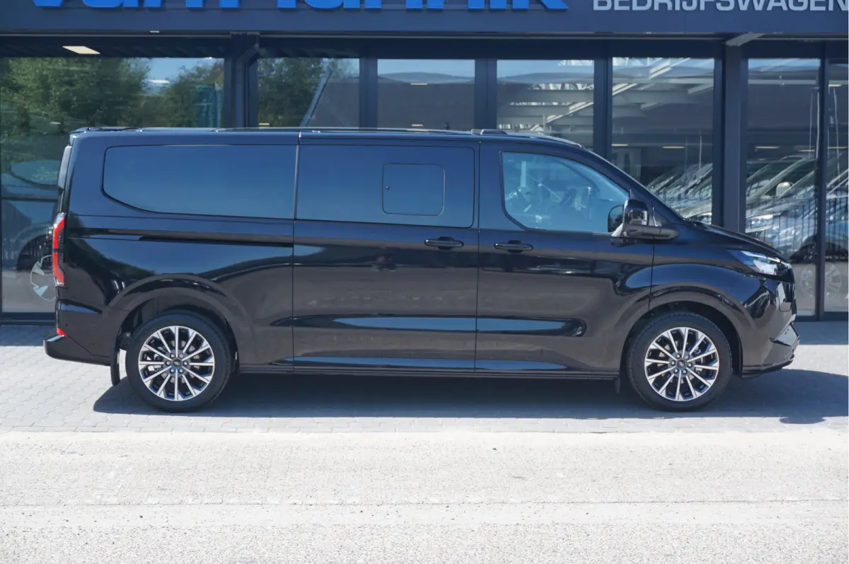 Tourneo 340L 2.5 PHEV 233PK Dubbel Cabine PRIJS INCL. BPM Leder, 19" LM, B&O, Pano, Elec. Schuifdeur, Trekhaak!! NR. TR5