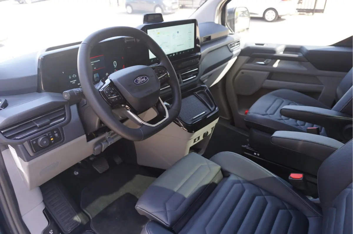 Tourneo 340L 2.5 PHEV 233PK Dubbel Cabine PRIJS INCL. BPM Leder, 19" LM, B&O, Elek. Schuifeur, Pano, Trekhaak!! NR. TR7