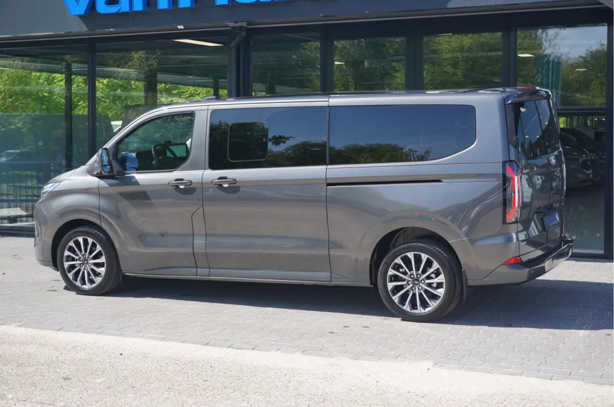 Tourneo 340L 2.5 PHEV 233PK Dubbel Cabine PRIJS INCL. BPM Leder, 19" LM, B&O, Elek. Schuifeur, Pano, Trekhaak!! NR. TR7