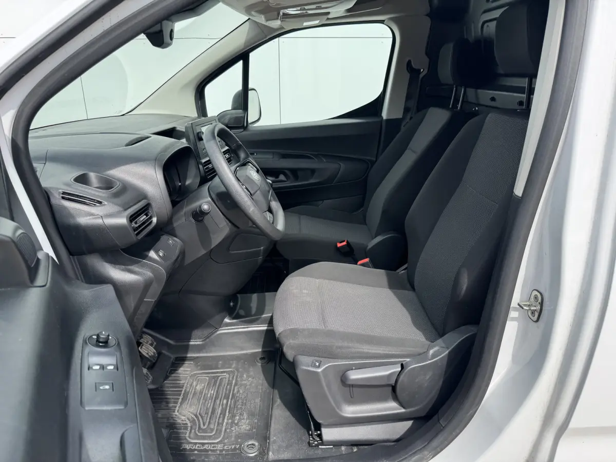 1.5 D 100PK Nieuw Model! L1 Climate Control Cruise Control Lane Assist Stoelverwarming Parkeersensoren