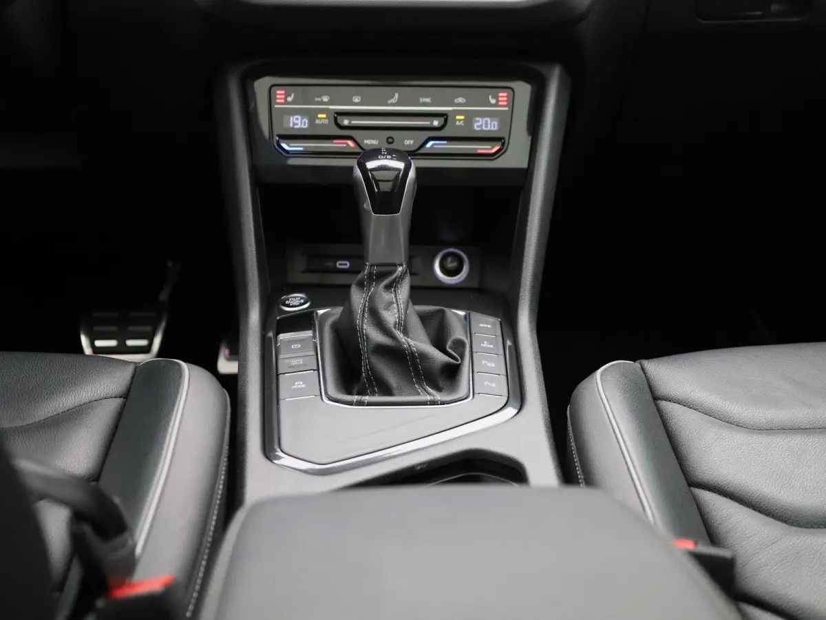1.4 TSI eHybrid R-Line Business+ 245 PK| Dealeronderhouden | Trekhaak | Panoramadak | Stoelverwarming Voor & Achter | Achterklep Elektrisch | Achteruitrijcamera | 20 Inch Velgen | Head-Updis