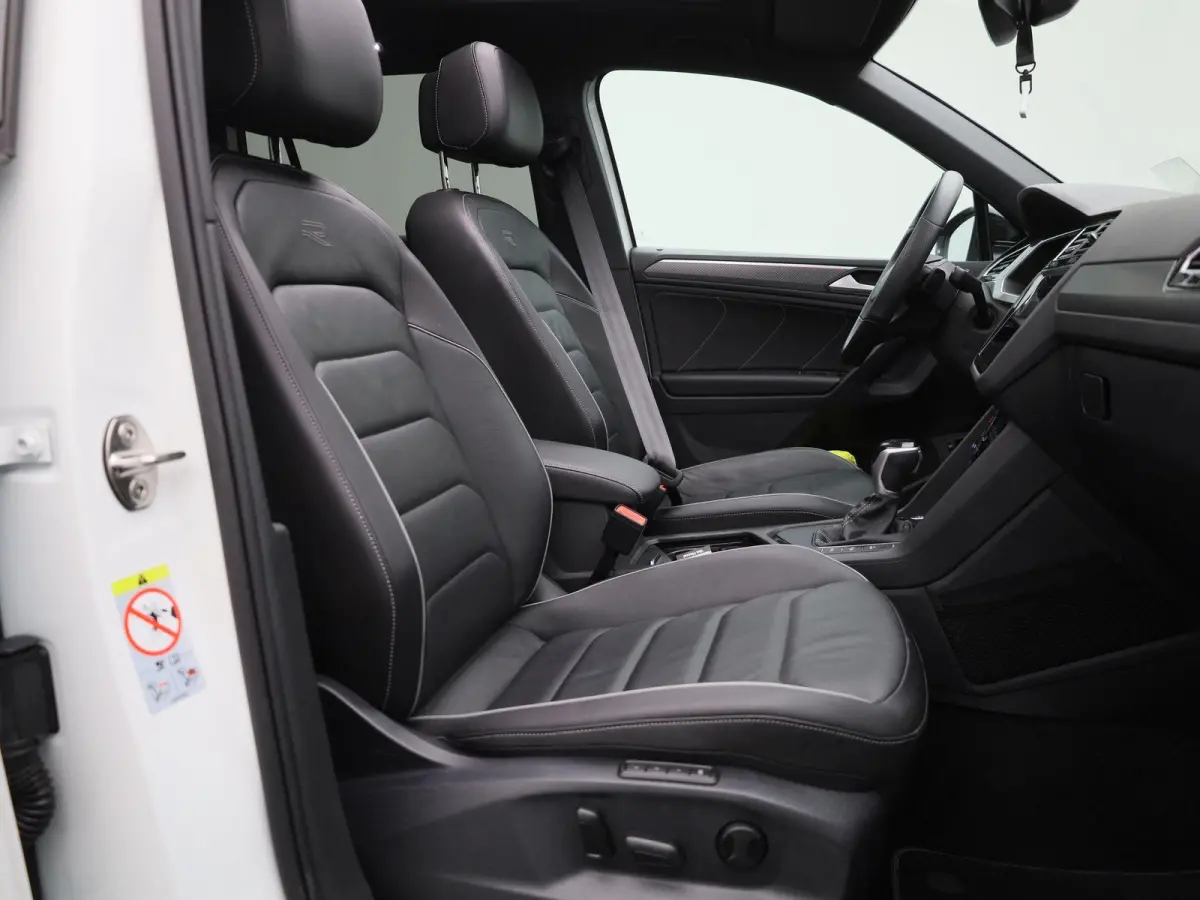 1.4 TSI eHybrid R-Line Business+ 245 PK| Dealeronderhouden | Trekhaak | Panoramadak | Stoelverwarming Voor & Achter | Achterklep Elektrisch | Achteruitrijcamera | 20 Inch Velgen | Head-Updis