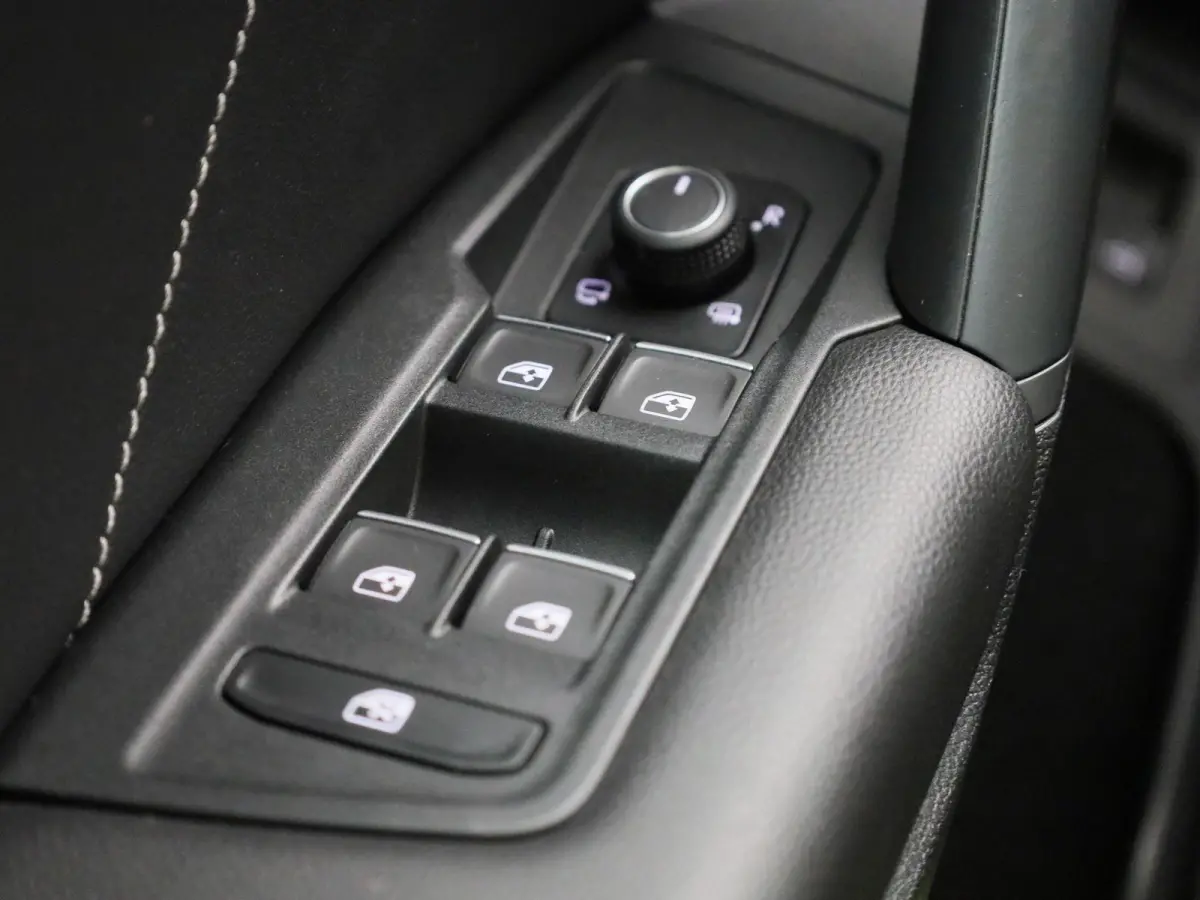 1.4 TSI eHybrid R-Line Business+ 245 PK| Dealeronderhouden | Trekhaak | Panoramadak | Stoelverwarming Voor & Achter | Achterklep Elektrisch | Achteruitrijcamera | 20 Inch Velgen | Head-Updis