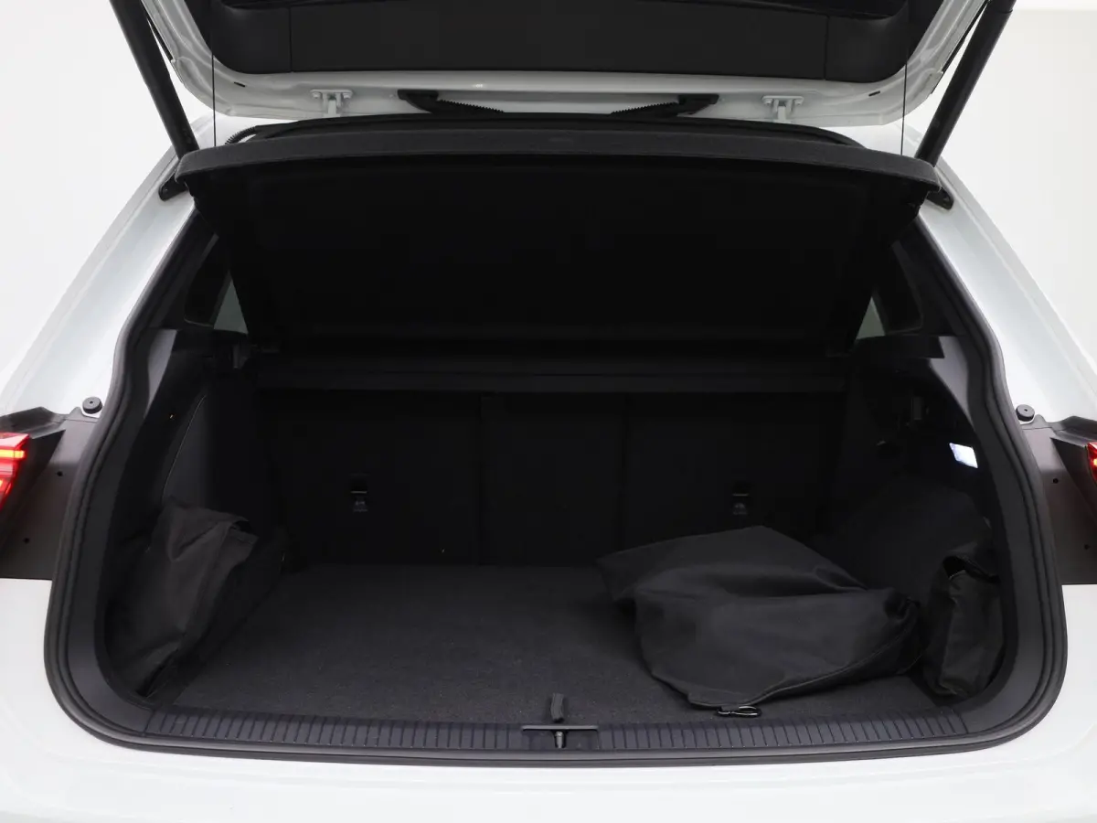1.4 TSI eHybrid R-Line Business+ 245 PK| Dealeronderhouden | Trekhaak | Panoramadak | Stoelverwarming Voor & Achter | Achterklep Elektrisch | Achteruitrijcamera | 20 Inch Velgen | Head-Updis