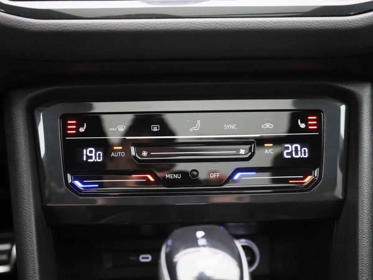 1.4 TSI eHybrid R-Line Business+ 245 PK| Dealeronderhouden | Trekhaak | Panoramadak | Stoelverwarming Voor & Achter | Achterklep Elektrisch | Achteruitrijcamera | 20 Inch Velgen | Head-Updis