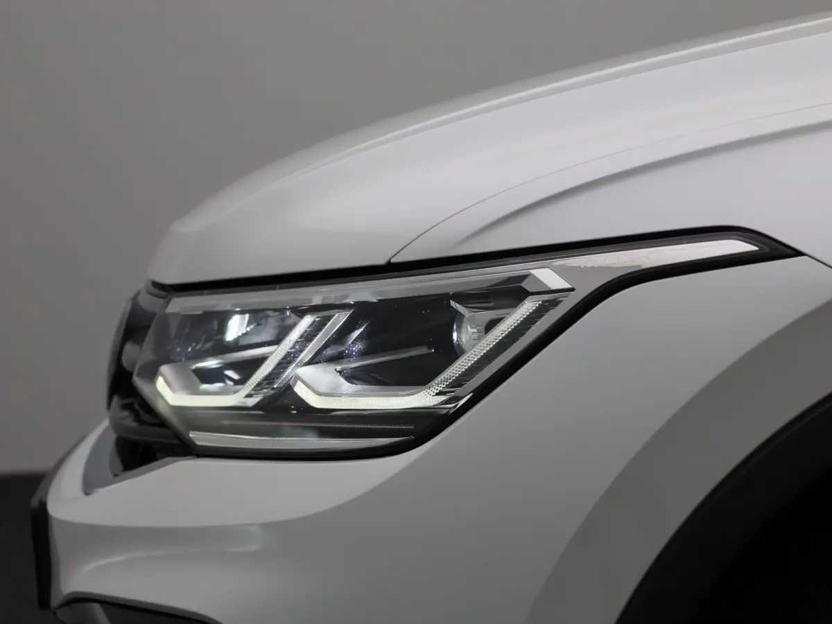 1.4 TSI eHybrid R-Line Business+ 245 PK| Dealeronderhouden | Trekhaak | Panoramadak | Stoelverwarming Voor & Achter | Achterklep Elektrisch | Achteruitrijcamera | 20 Inch Velgen | Head-Updis