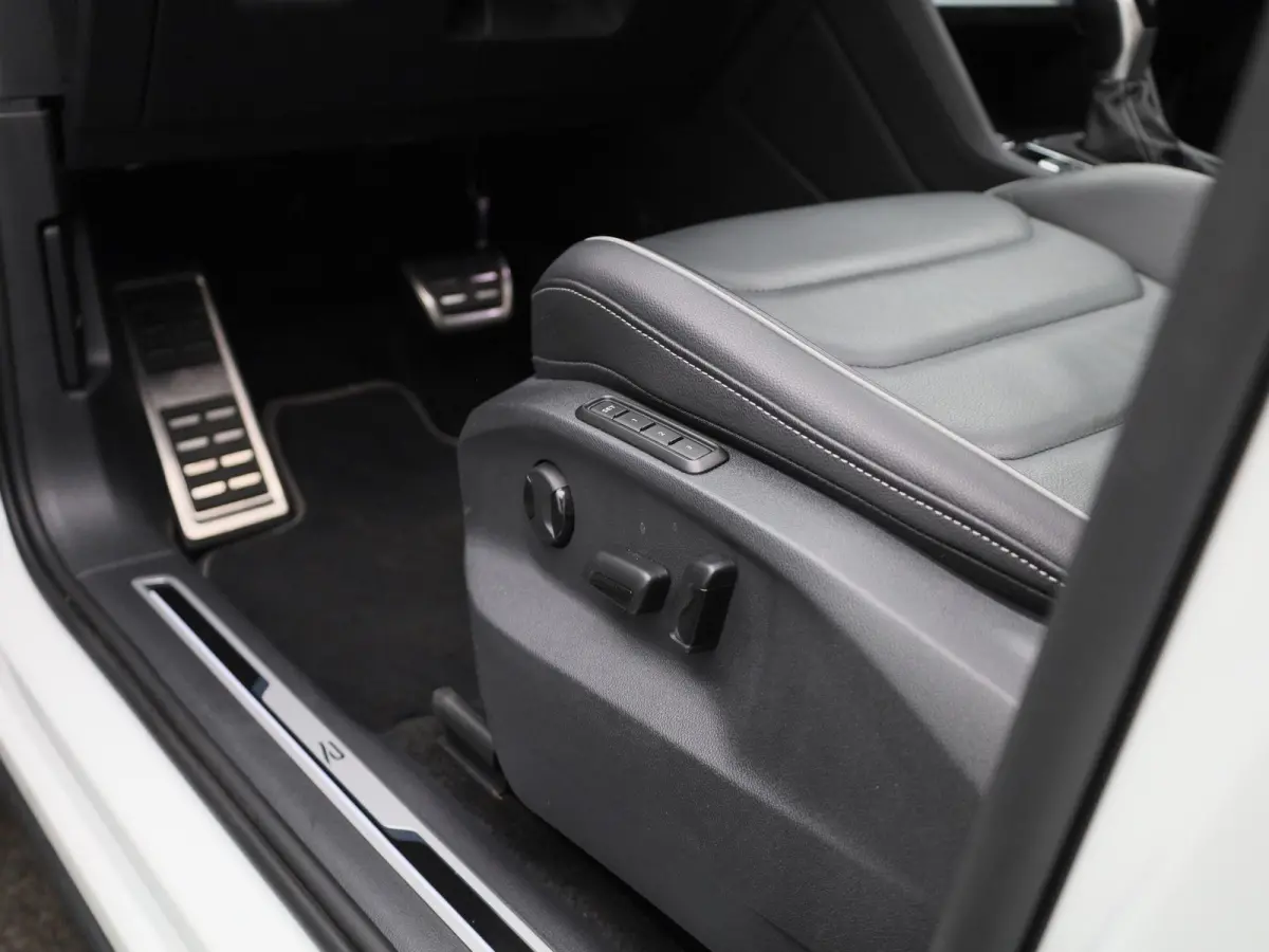 1.4 TSI eHybrid R-Line Business+ 245 PK| Dealeronderhouden | Trekhaak | Panoramadak | Stoelverwarming Voor & Achter | Achterklep Elektrisch | Achteruitrijcamera | 20 Inch Velgen | Head-Updis