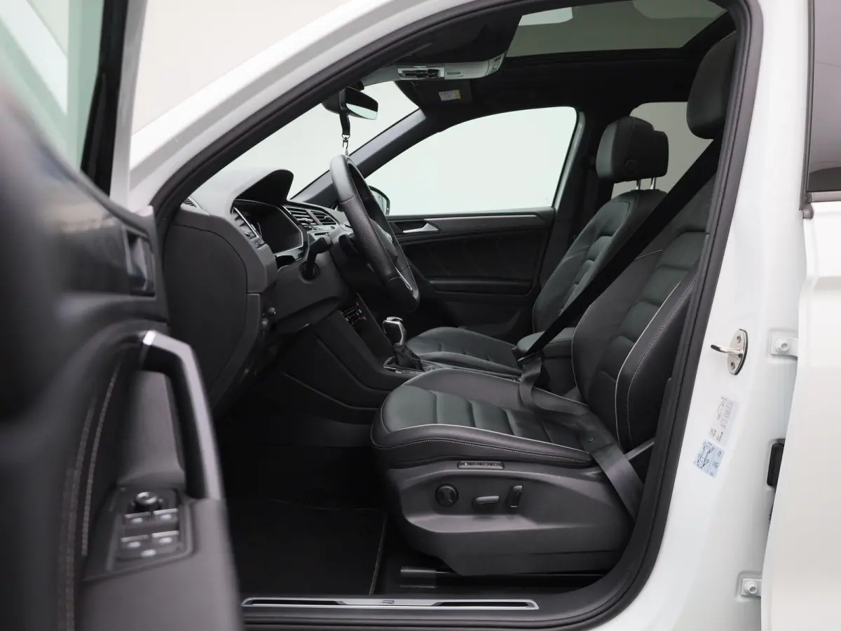 1.4 TSI eHybrid R-Line Business+ 245 PK| Dealeronderhouden | Trekhaak | Panoramadak | Stoelverwarming Voor & Achter | Achterklep Elektrisch | Achteruitrijcamera | 20 Inch Velgen | Head-Updis