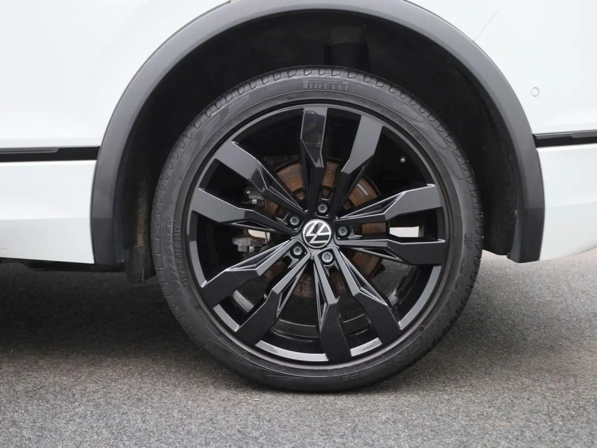 1.4 TSI eHybrid R-Line Business+ 245 PK| Dealeronderhouden | Trekhaak | Panoramadak | Stoelverwarming Voor & Achter | Achterklep Elektrisch | Achteruitrijcamera | 20 Inch Velgen | Head-Updis