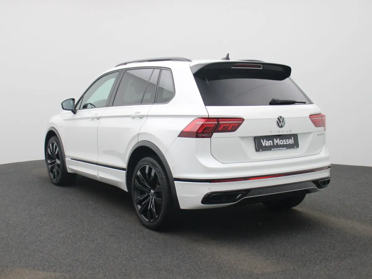 1.4 TSI eHybrid R-Line Business+ 245 PK| Dealeronderhouden | Trekhaak | Panoramadak | Stoelverwarming Voor & Achter | Achterklep Elektrisch | Achteruitrijcamera | 20 Inch Velgen | Head-Updis