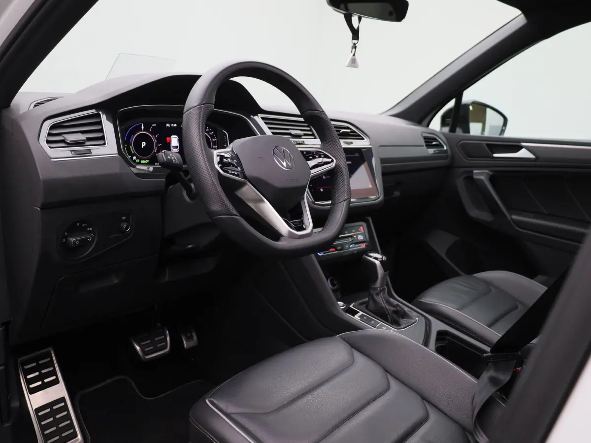 1.4 TSI eHybrid R-Line Business+ 245 PK| Dealeronderhouden | Trekhaak | Panoramadak | Stoelverwarming Voor & Achter | Achterklep Elektrisch | Achteruitrijcamera | 20 Inch Velgen | Head-Updis