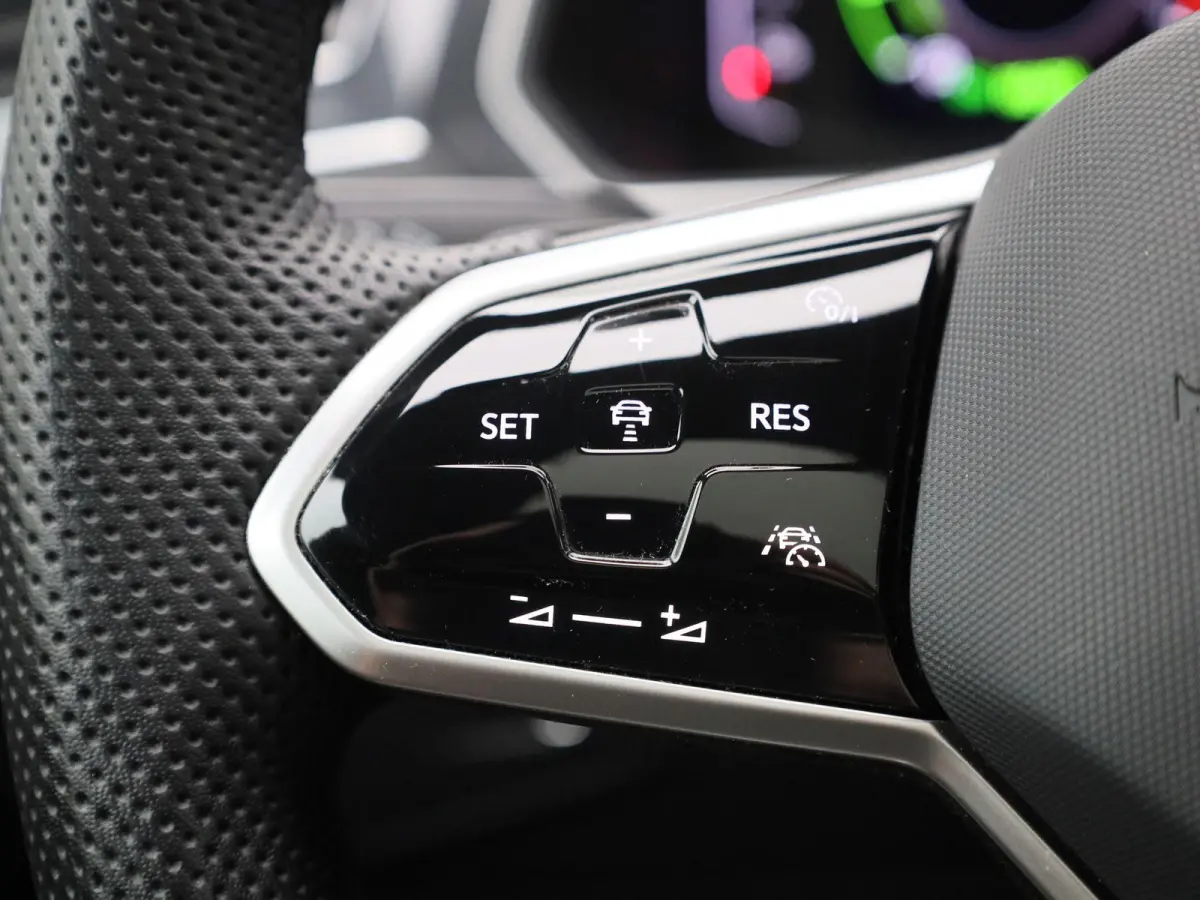 1.4 TSI eHybrid R-Line Business+ 245 PK| Dealeronderhouden | Trekhaak | Panoramadak | Stoelverwarming Voor & Achter | Achterklep Elektrisch | Achteruitrijcamera | 20 Inch Velgen | Head-Updis