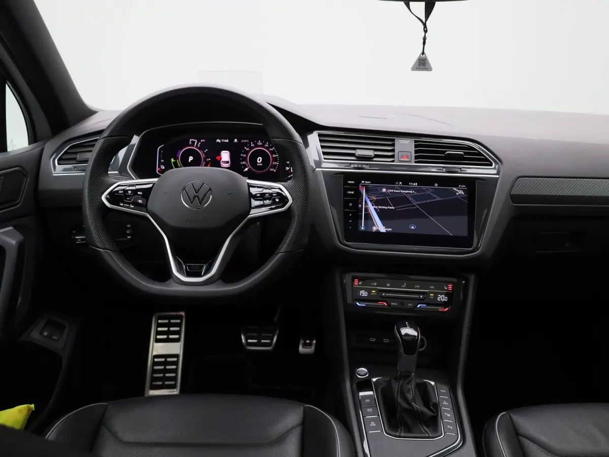 1.4 TSI eHybrid R-Line Business+ 245 PK| Dealeronderhouden | Trekhaak | Panoramadak | Stoelverwarming Voor & Achter | Achterklep Elektrisch | Achteruitrijcamera | 20 Inch Velgen | Head-Updis