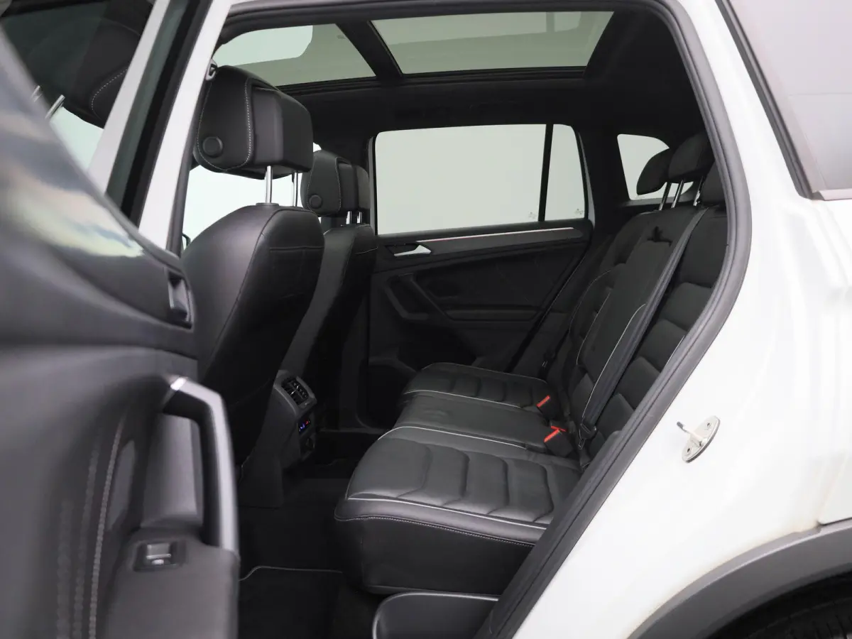 1.4 TSI eHybrid R-Line Business+ 245 PK| Dealeronderhouden | Trekhaak | Panoramadak | Stoelverwarming Voor & Achter | Achterklep Elektrisch | Achteruitrijcamera | 20 Inch Velgen | Head-Updis