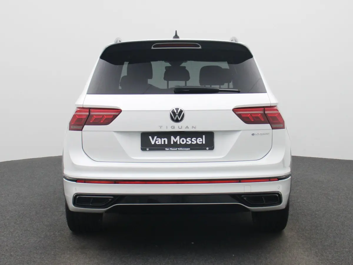 1.4 TSI eHybrid R-Line Business+ 245 PK| Dealeronderhouden | Trekhaak | Panoramadak | Stoelverwarming Voor & Achter | Achterklep Elektrisch | Achteruitrijcamera | 20 Inch Velgen | Head-Updis