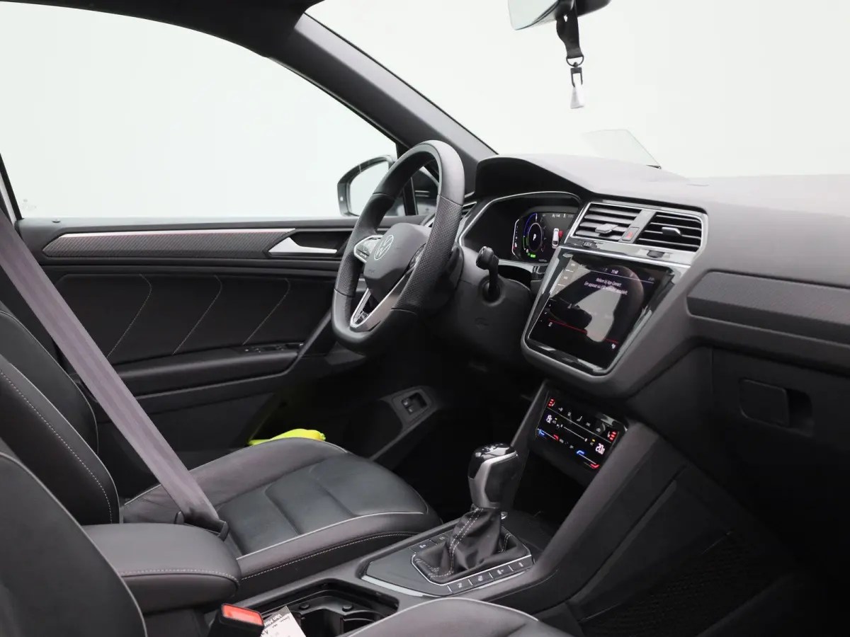 1.4 TSI eHybrid R-Line Business+ 245 PK| Dealeronderhouden | Trekhaak | Panoramadak | Stoelverwarming Voor & Achter | Achterklep Elektrisch | Achteruitrijcamera | 20 Inch Velgen | Head-Updis