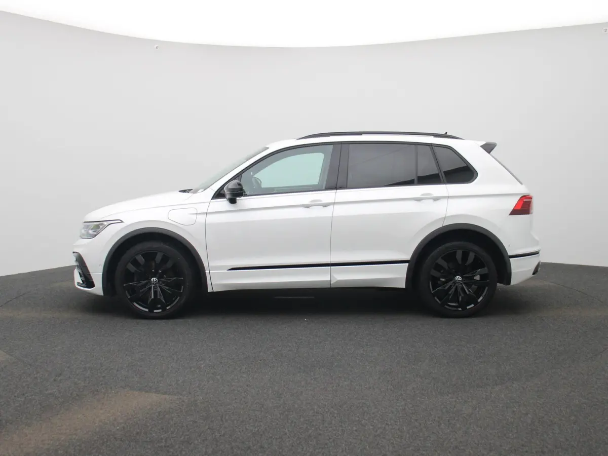 1.4 TSI eHybrid R-Line Business+ 245 PK| Dealeronderhouden | Trekhaak | Panoramadak | Stoelverwarming Voor & Achter | Achterklep Elektrisch | Achteruitrijcamera | 20 Inch Velgen | Head-Updis